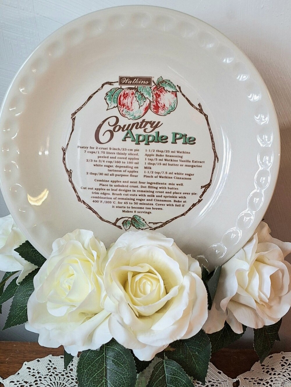Watkins 1996 Country Apple Pie Ceramic Pie Plate with Scalloped Edges, 10"